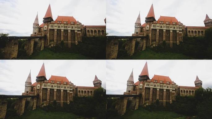 胡内多阿拉高架岩石上的中世纪科尔文城堡