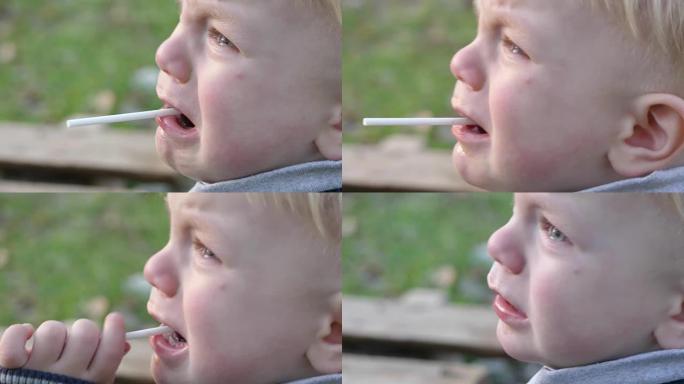 一个两岁的孩子嘴里含着糖果在哭。