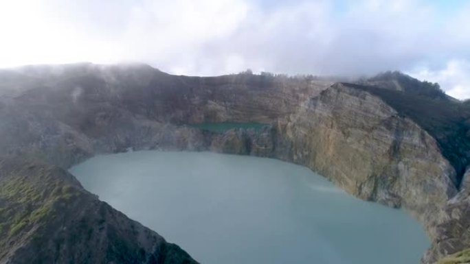 克里木图三彩色火山口布满薄雾清晨鸟瞰图