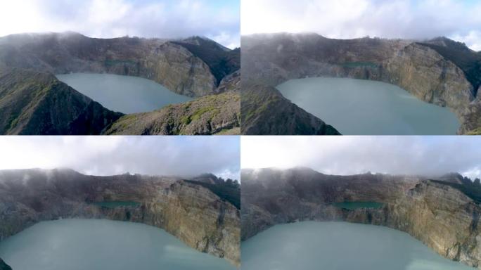 克里木图三彩色火山口布满薄雾清晨鸟瞰图