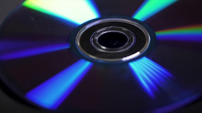 光盘或dvd的背景。炫目的光照射在DVD光盘上，美丽的彩色眩光来自DVD光盘的背景