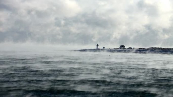 北极海烟雾中的斯特里茨茅斯岛之光