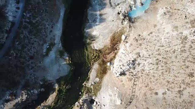 荒野峡谷温泉的向下视图