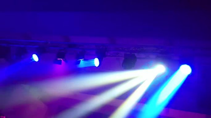 抽象的蓝色和紫色，明亮闪亮的舞台灯闪烁运动娱乐聚光灯投影仪在黑暗中，蓝色柔和的光聚光灯打击在黑色