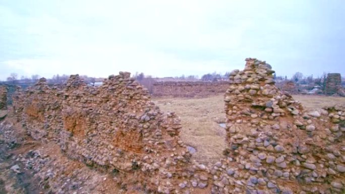 空中无人机可以看到白俄罗斯克雷瓦 (Kreva) 历史悠久的城堡被毁，完全被毁的石墙。建于1382年