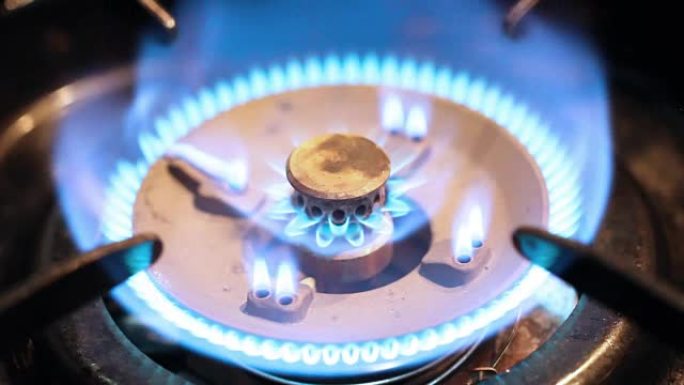 液化石油气燃气灶的蓝色火焰在能量耗尽后熄灭