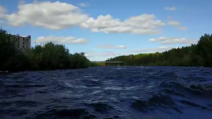 无人机低空飞越汹涌的河流表面