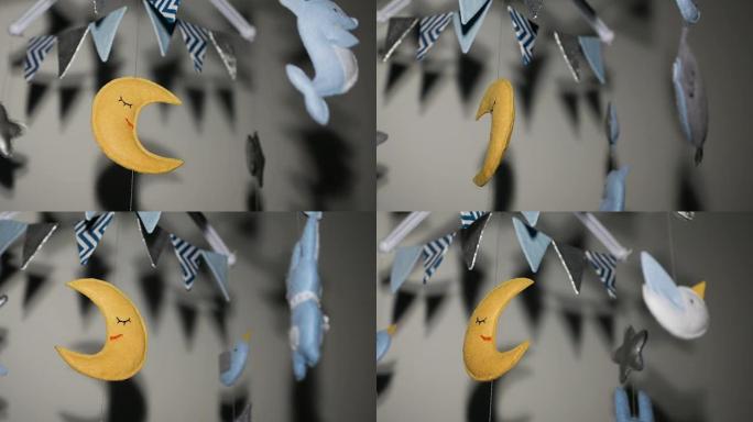 婴儿移动与蓝色手工缝制动物和鸟玩具与黄色的月亮