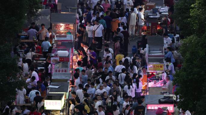 美食街游客