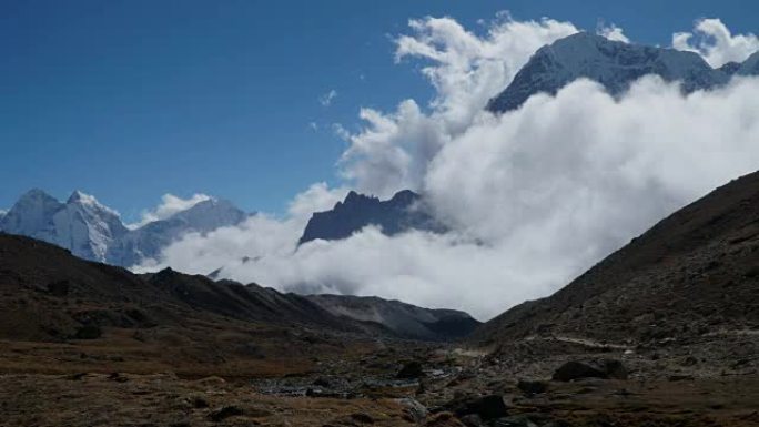 在喜马拉雅山脉背景下的云层运动