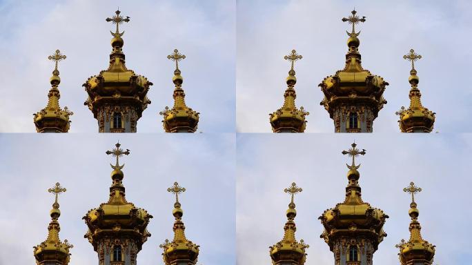 三个金色圆顶，山顶有东正教十字架