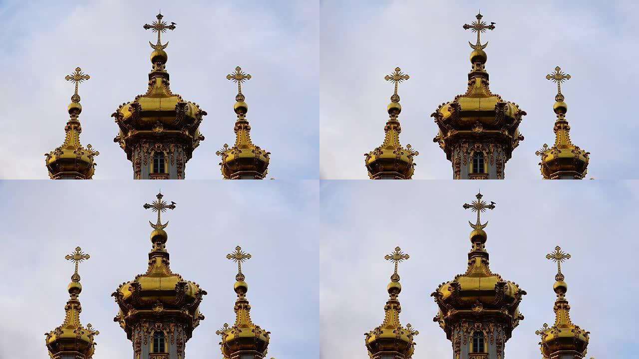 三个金色圆顶，山顶有东正教十字架