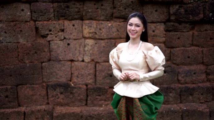 穿着泰国传统服装的快乐美女