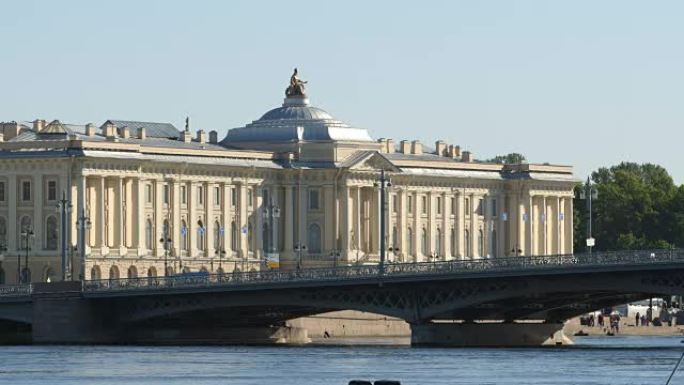 华西里耶夫斯基岛上的艺术学院建筑和夏季的布拉戈维申斯基大桥-俄罗斯圣彼得堡