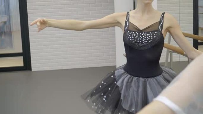两名芭蕾舞演员在芭蕾舞工作室中训练快速的侧腿抬高，左倾站立在
