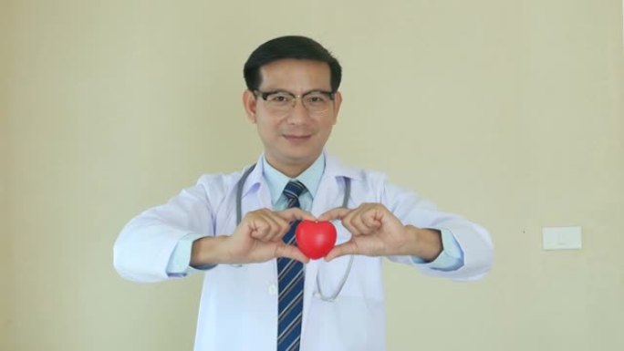 医生的肖像表情，显示红色的心球