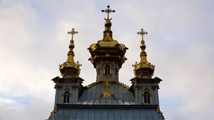 教堂上有十字架的金色圆顶