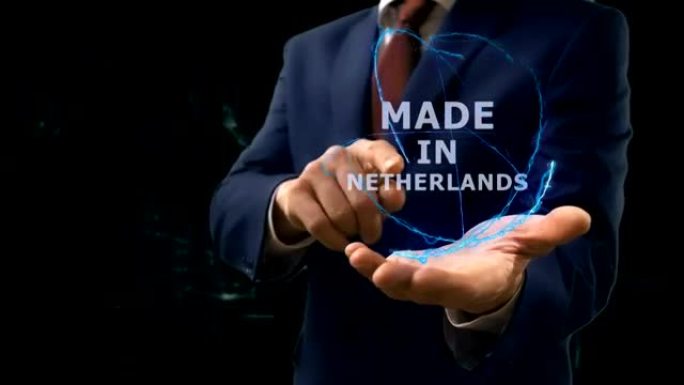 商人在他的手上展示了荷兰制造的概念全息图