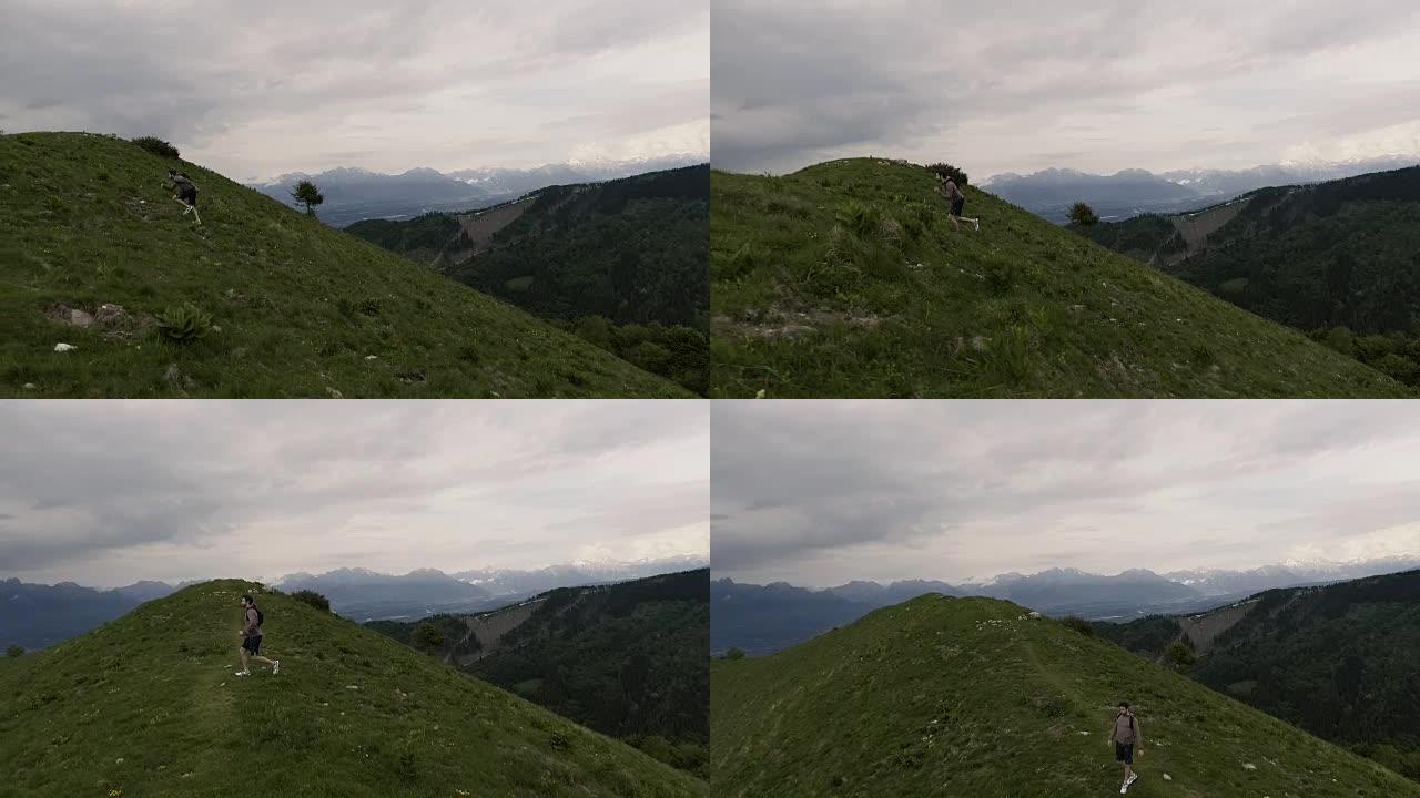 运动员登山和美丽的全景