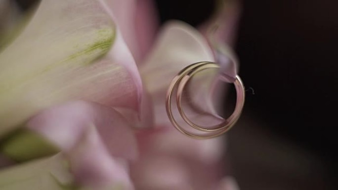 活花特写上的结婚戒指