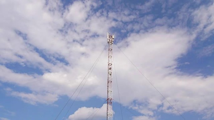 蓝天背景上的GSM天线
