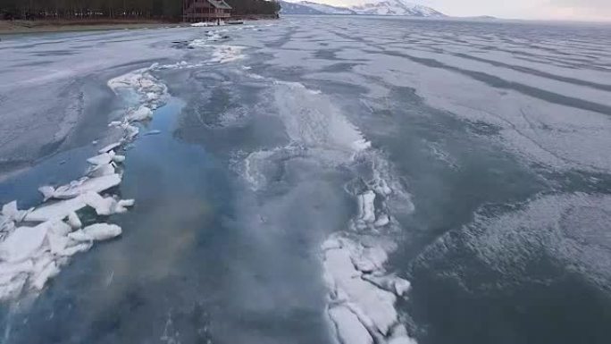 乘直升机飞越冰海或海洋。