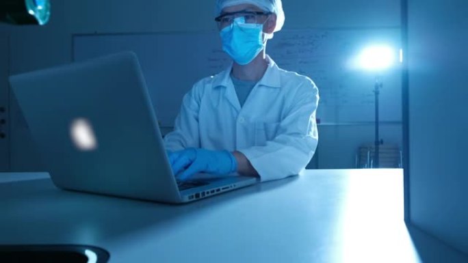 科学家正在生物实验室中使用笔记本电脑