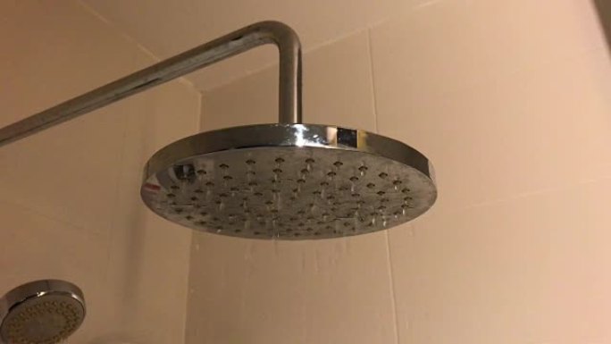 浴室关闭淋浴喷水