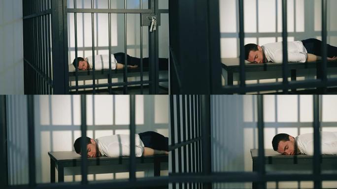 年轻的商人睡在监狱的铁窗后面。