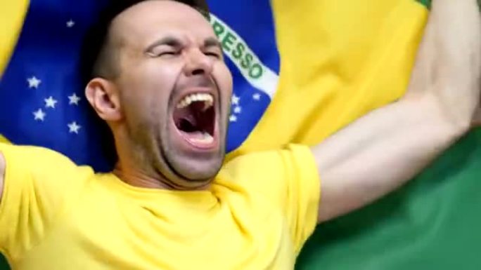 巴西球迷在慢动作中举着巴西国旗庆祝，4k，高品质