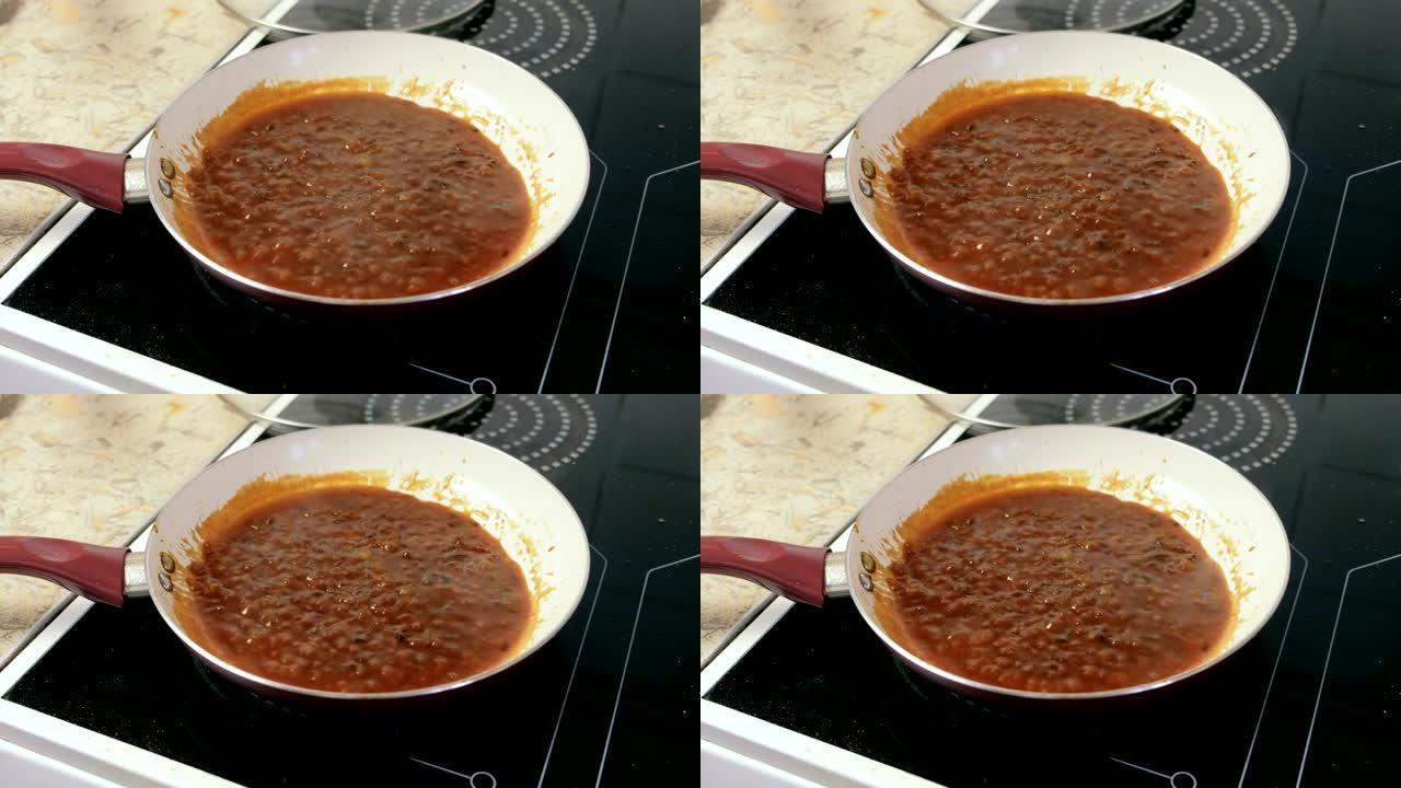 蔬菜酱在锅里煮沸。