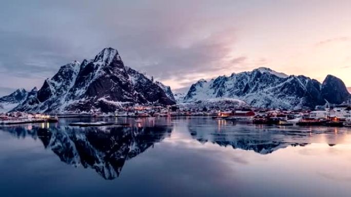 早晨，挪威渔村被群山环绕的时间流逝