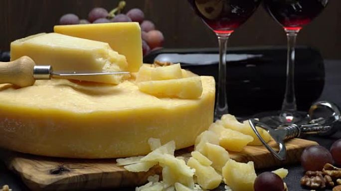 帕尔马干酪或帕尔马干酪硬奶酪、葡萄和葡萄酒的整个圆头视频