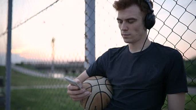 潮人在篮球场上听音乐