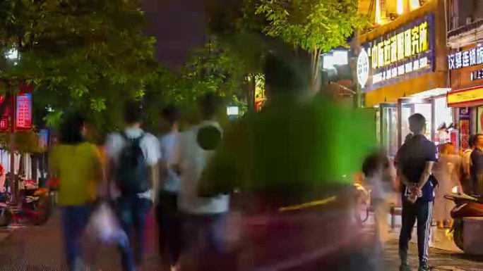 夜间照明武汉市行人拥挤户部巷街道全景4k延时中国