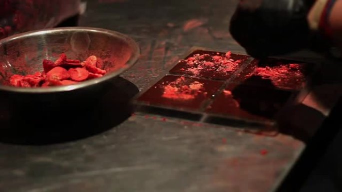 冻干草莓-压碎并添加到熔融巧克力中