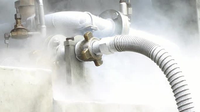 工业工厂液氮泵的重型管道和管道连接。4k分辨率，
