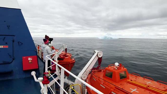 甲板上的游客，这是在南极洲进行的游轮。