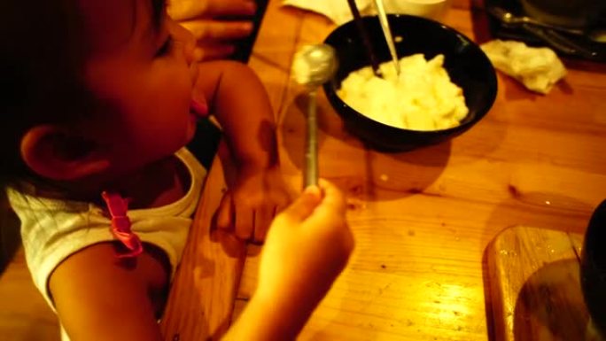 吃冰淇淋的亚洲小女孩