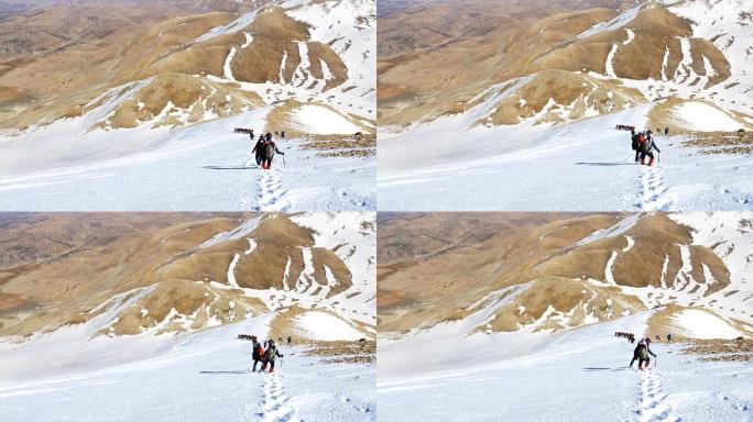 无法识别的一群登山者正在山峰中行走