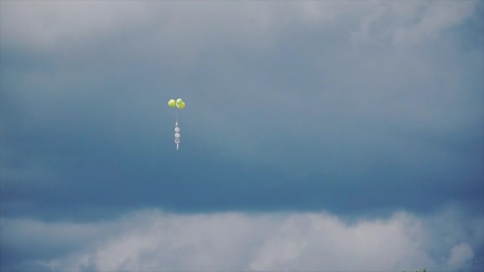 多云背景上的字母气气球。夹。多云天气天空中的一堆气球