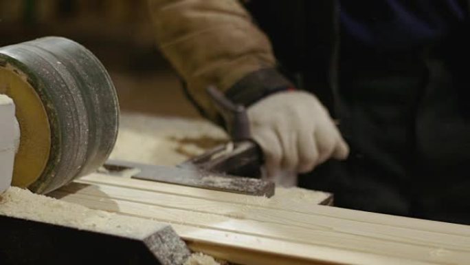 锯木厂的木板滑出木匠加工机