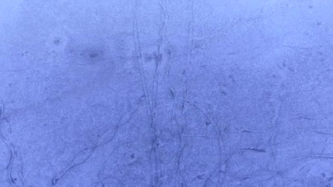 鸟瞰图: 冬天在黑暗的湖上结冰