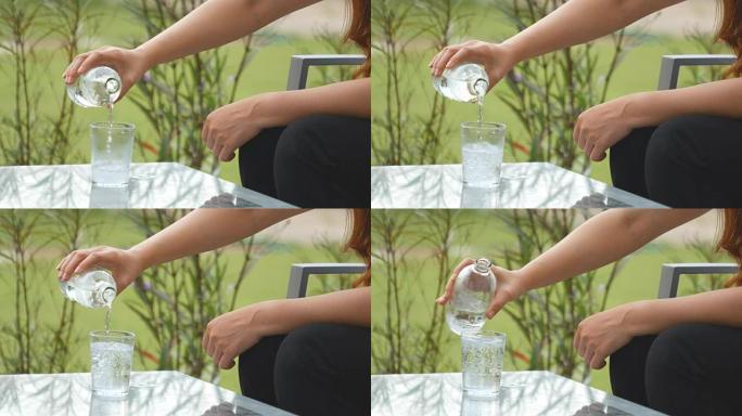 4k的女人用手在桌子上的水晶玻璃上水