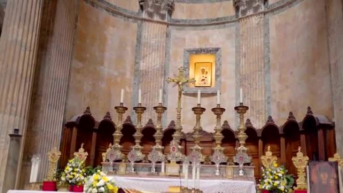 近距离观察意大利罗马大教堂祭坛上的耶稣受难像