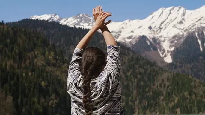 女人在山里消磨时光。