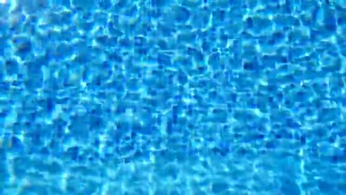 游泳池里有蓝色的水。美丽的背景。特写