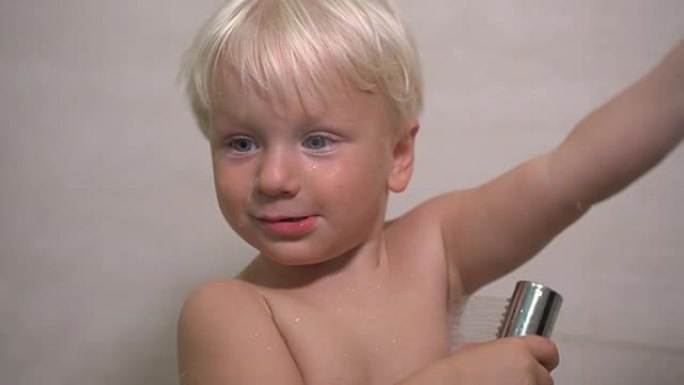 一个两岁的男孩在淋浴时洗澡