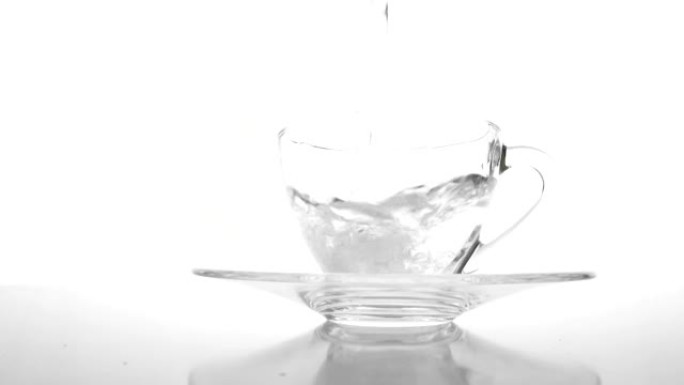 慢动作水被倒入玻璃杯中。