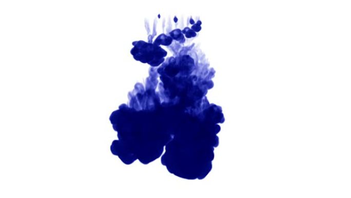 白色背景上的大量深蓝色墨水从上到下依次溶解在水中。侧视图。作为阿尔法通道使用亮度哑光